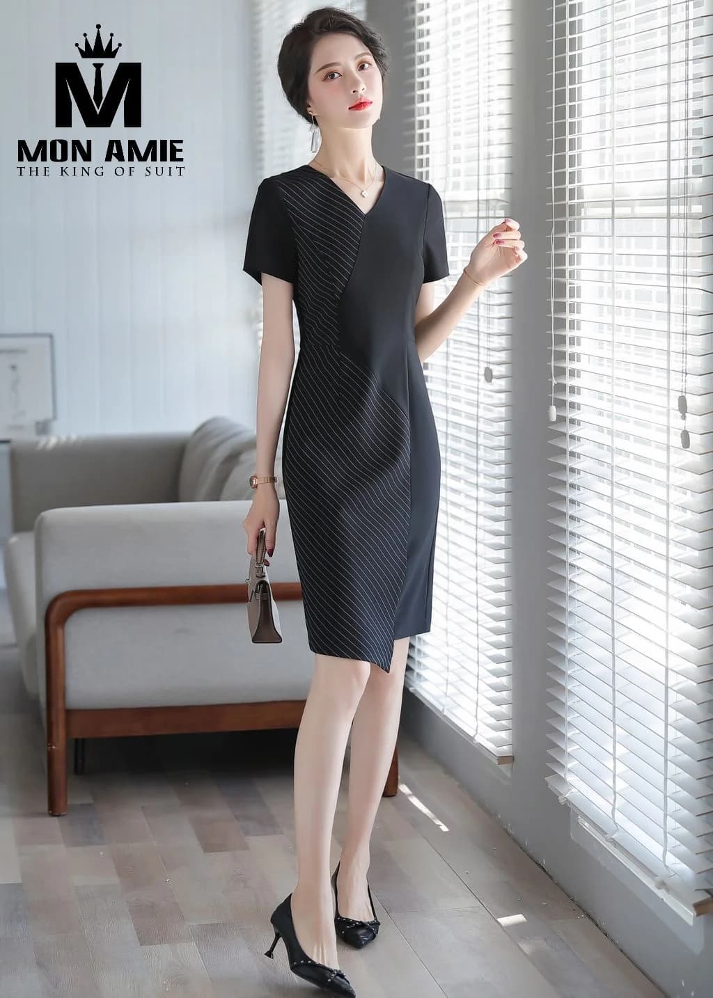 Đầm Đen Phối Sọc Chéo Cổ V Tà Lệch Tay Ngắn