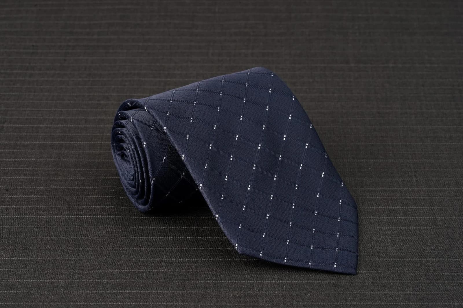 Cà Vạt Navy Kẻ Ô Điểm Bạc
