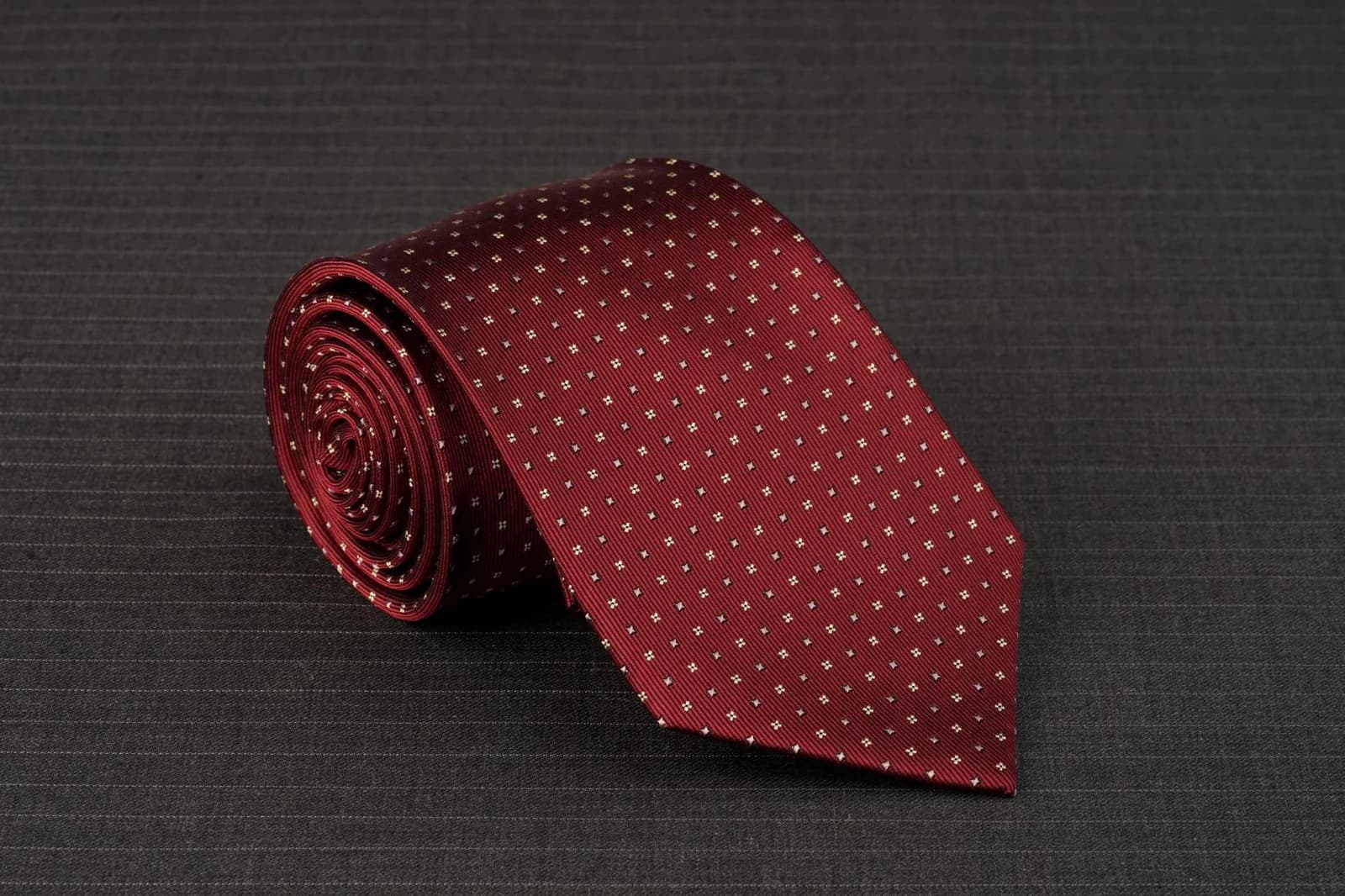Cà Vạt Đỏ Đô Điểm Hoa Vàng