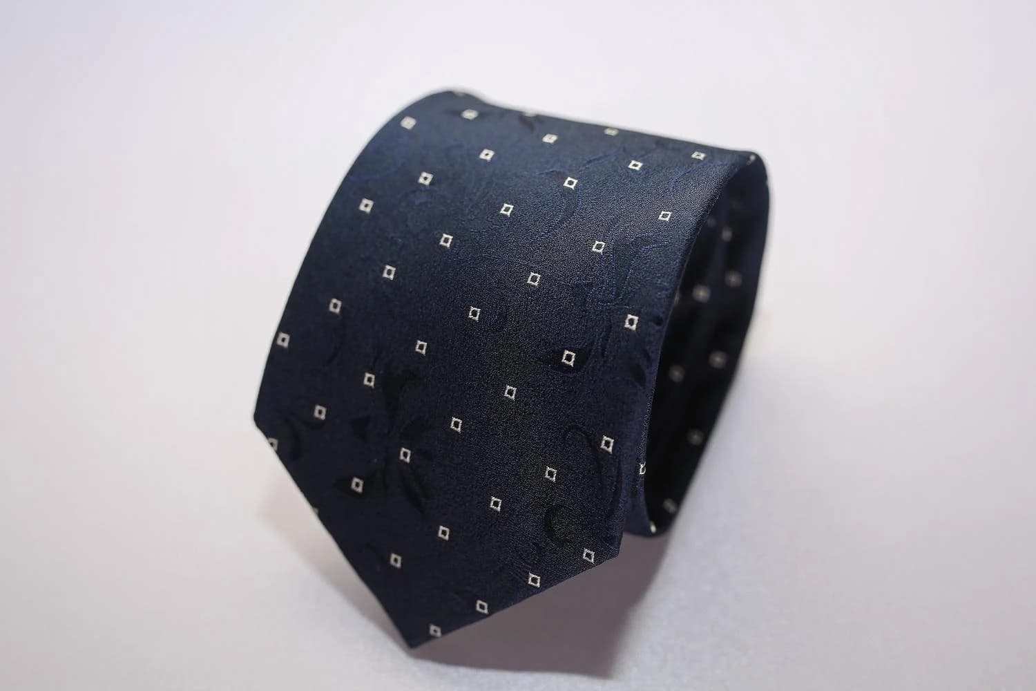 Cà Vạt Navy Chấm Bạc Chìm