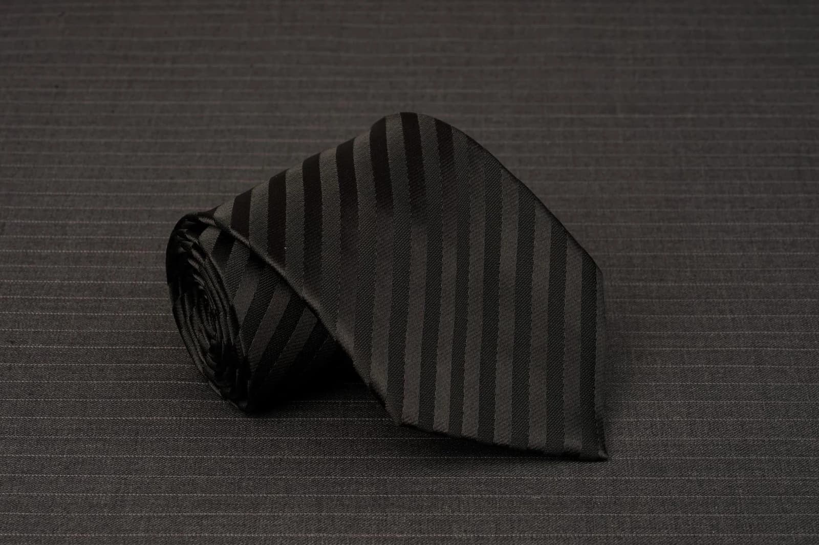 Cà Vạt Đen Sọc Satin Chìm