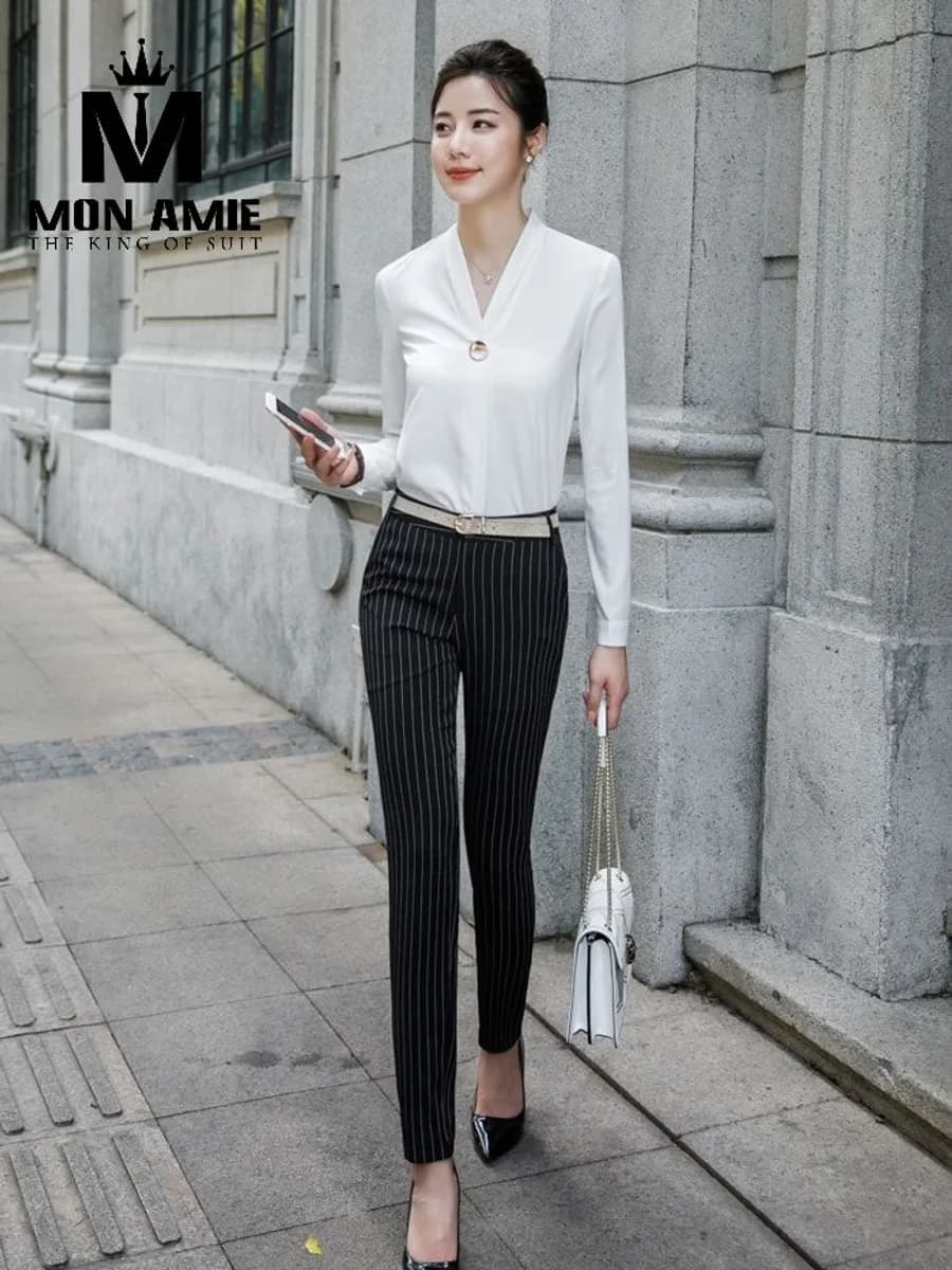 Sơ Mi Nữ Trắng Cổ V Khuy Vàng Phối Quần Sọc