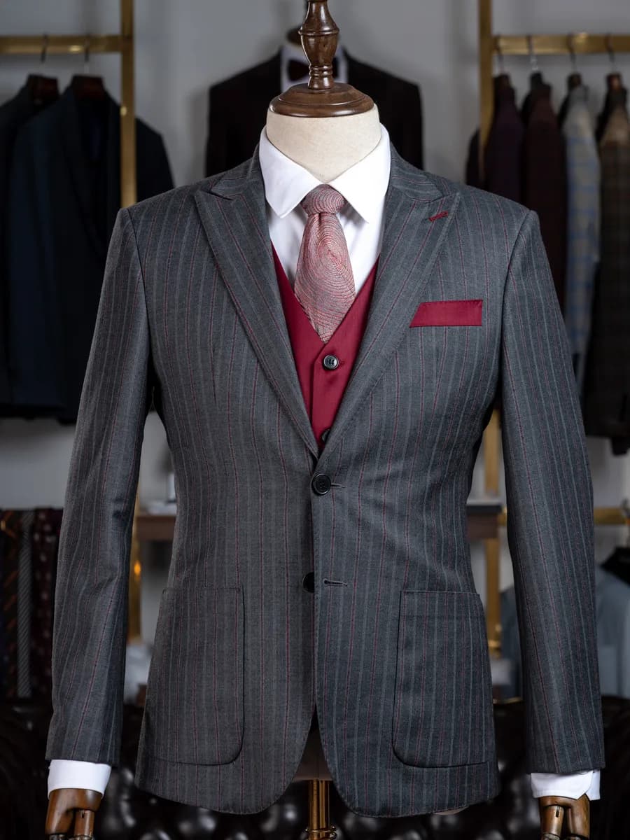 Suit Xám Than Kẻ Sọc Đỏ Đô Túi Ốp Phối Gilê Đỏ