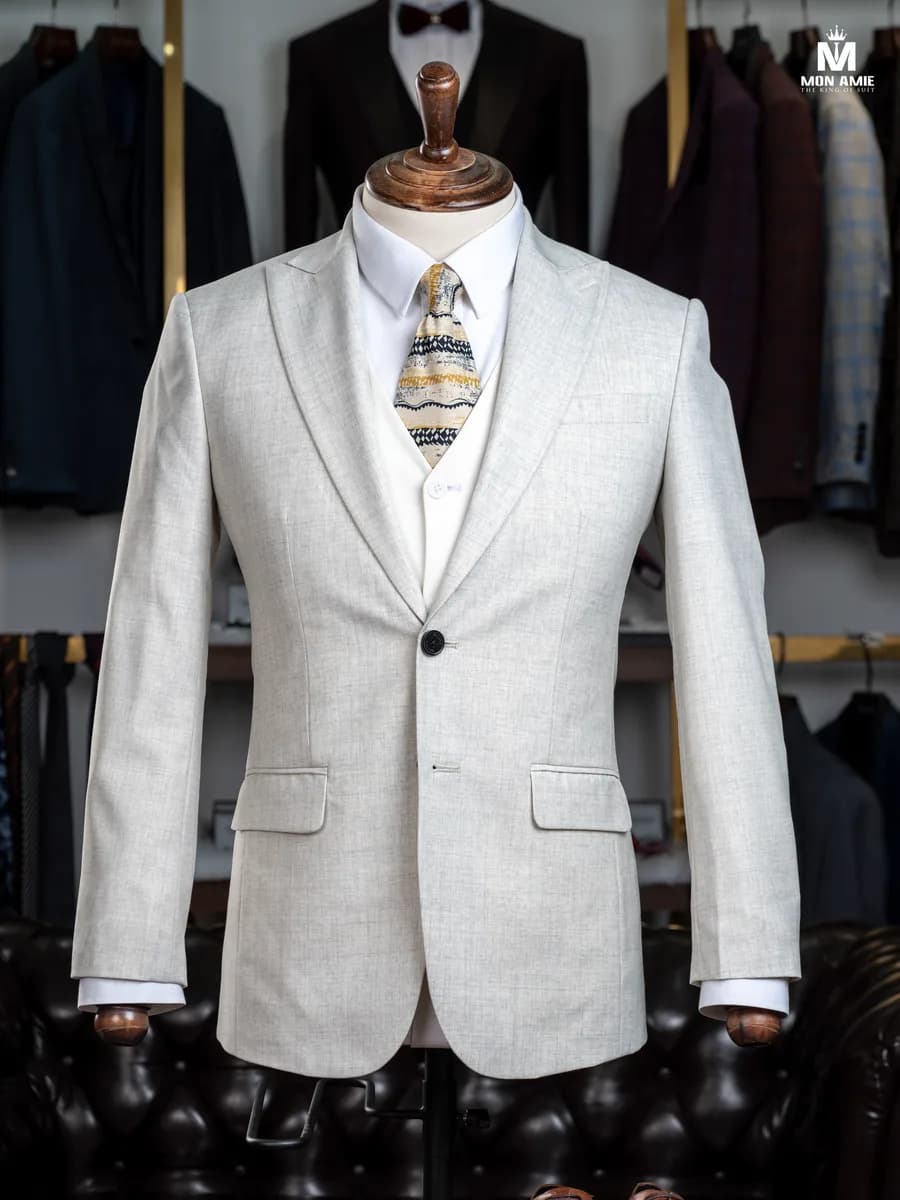 Suit Ba Mảnh Ghi Kem Vân Mộc Ve Nhọn Gilê Kem