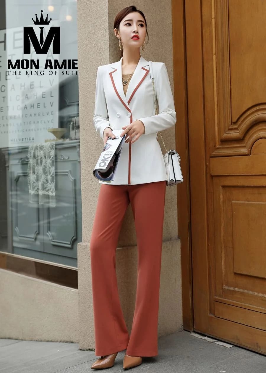 Suit Nữ Trắng Viền Cam Đất Quần Ống Loe Hai Hàng Cúc