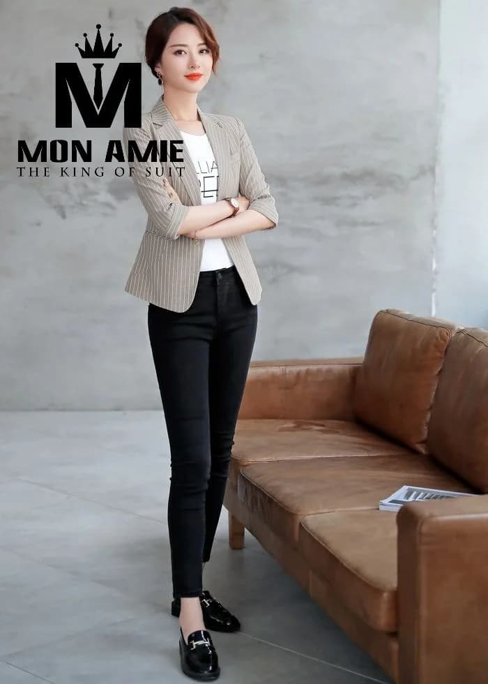 Blazer Nữ Be Sọc Đứng Tay Lỡ Phối Áo Thun Quần Jean