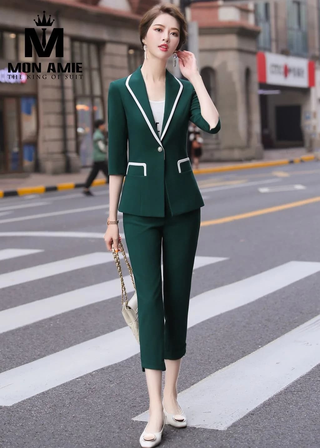 Suit Nữ Xanh Lục Viền Trắng Quần Lửng Cúc Ngọc Trai