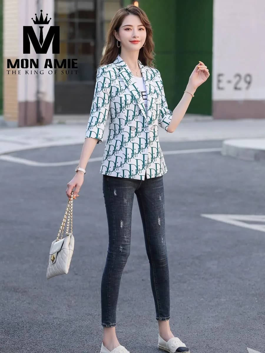 Blazer Nữ Trắng Họa Tiết Chữ Xanh Lục Tay Lửng