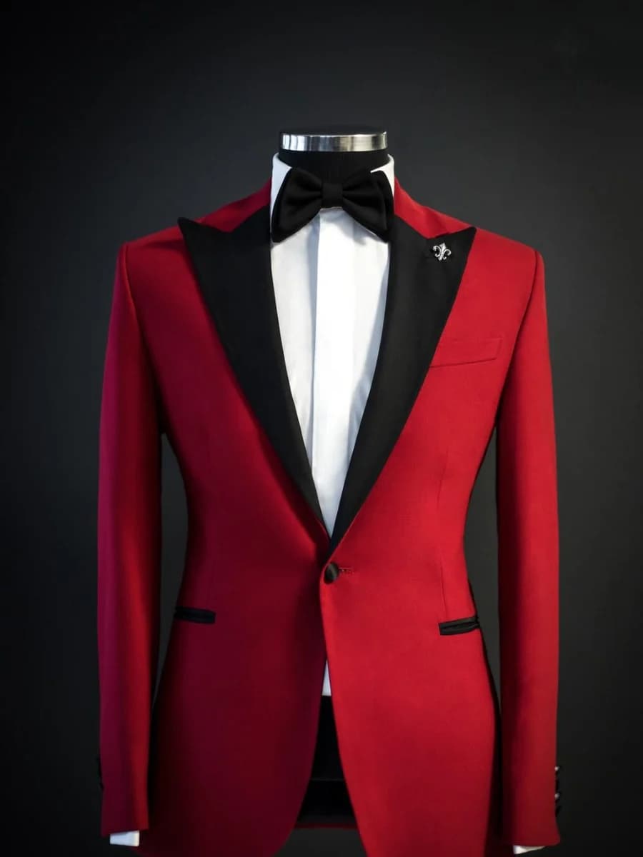 Tuxedo Đỏ Thẫm Ve Satin Đen