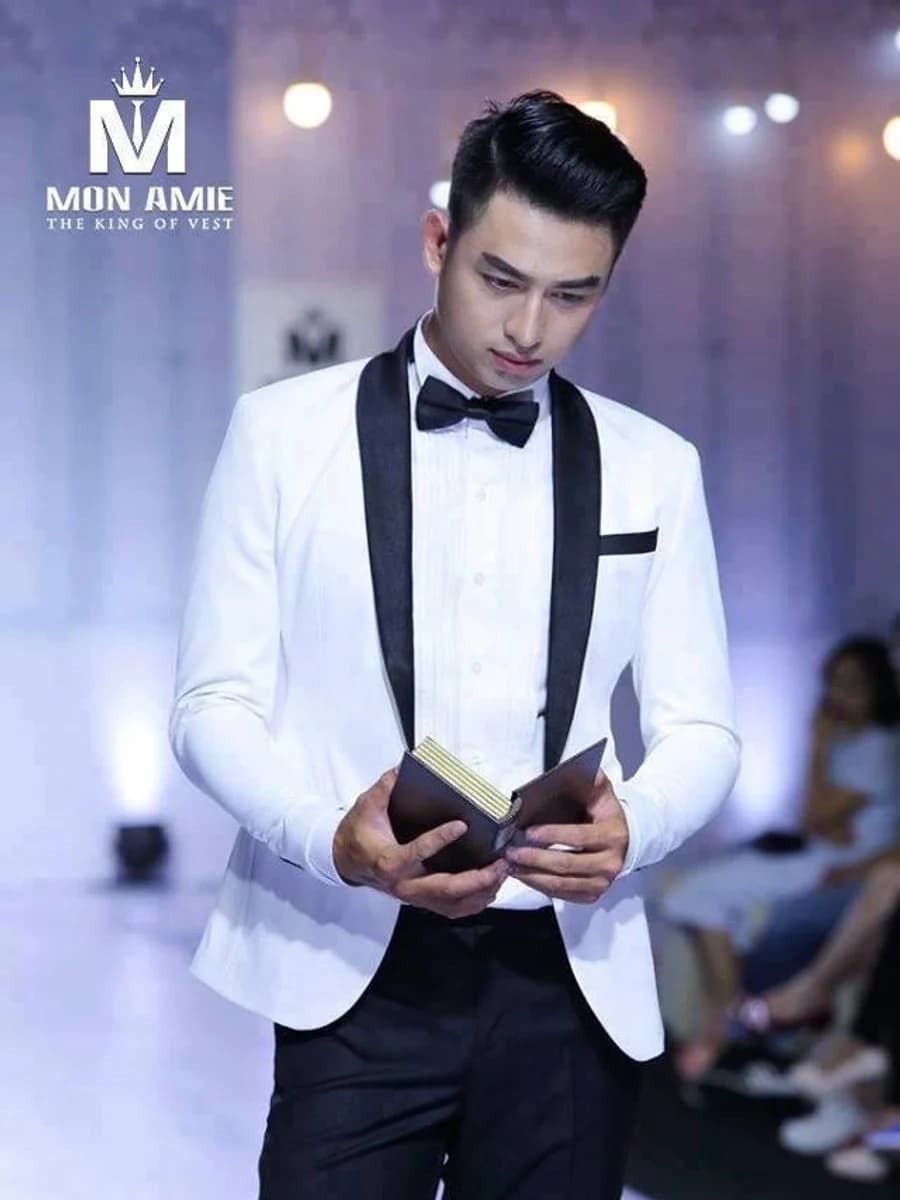 Tuxedo Trắng Ve Khăn Đen