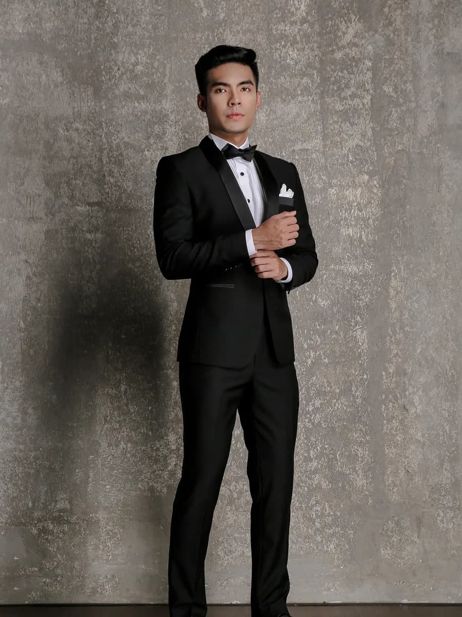 Tuxedo Đen Ve Shawl Satin Một Cúc Khăn Túi Trắng