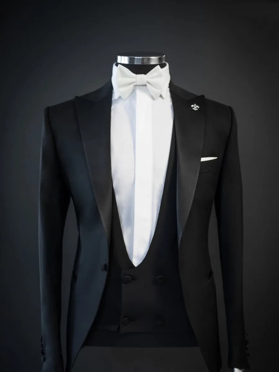 Tuxedo Đen Ve Nhọn Gilê Cổ U Nơ Trắng Ghim Hoa Huệ