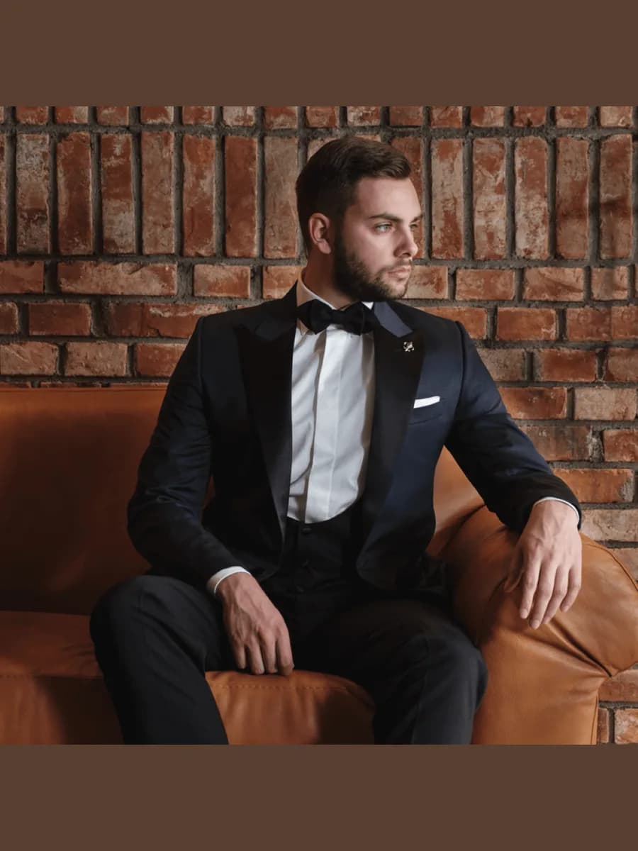Tuxedo Xanh Navy Đêm Gilê Đen Khăn Túi Trắng