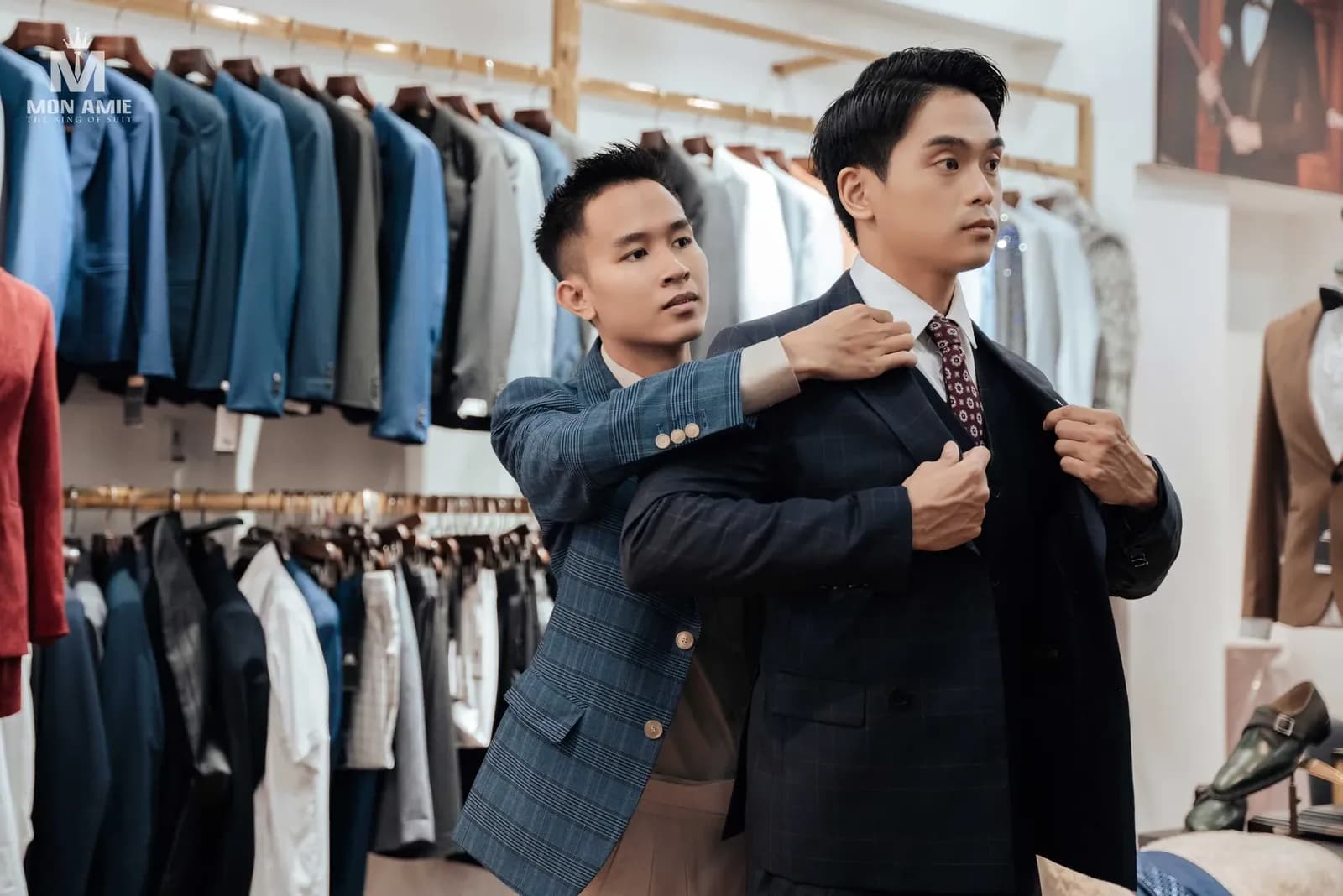 Thử áo lần đầu, chỉnh phom vai trước quầy vest