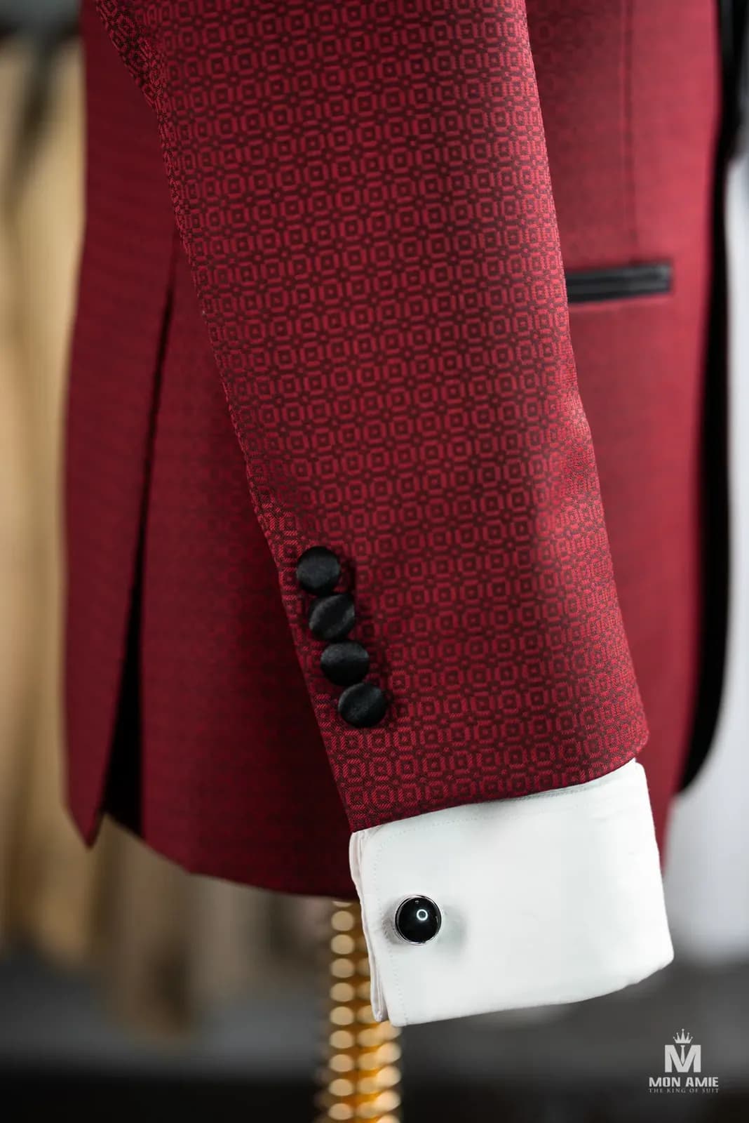 Tay áo tuxedo đỏ, khuy măng sét trên cổ tay sơ mi trắng