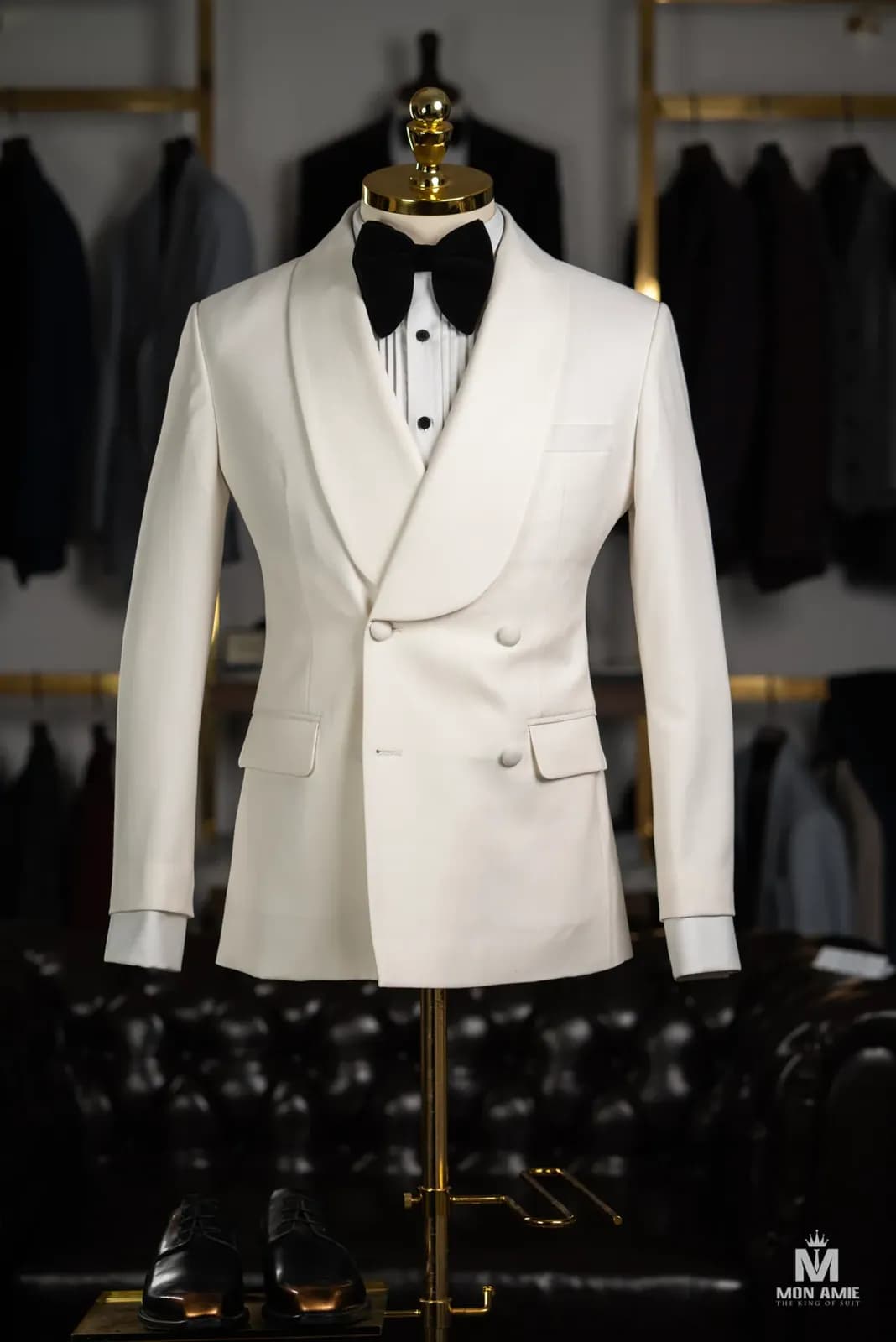Tuxedo trắng ngà cài hai hàng khuy, cổ shawl, nơ đen