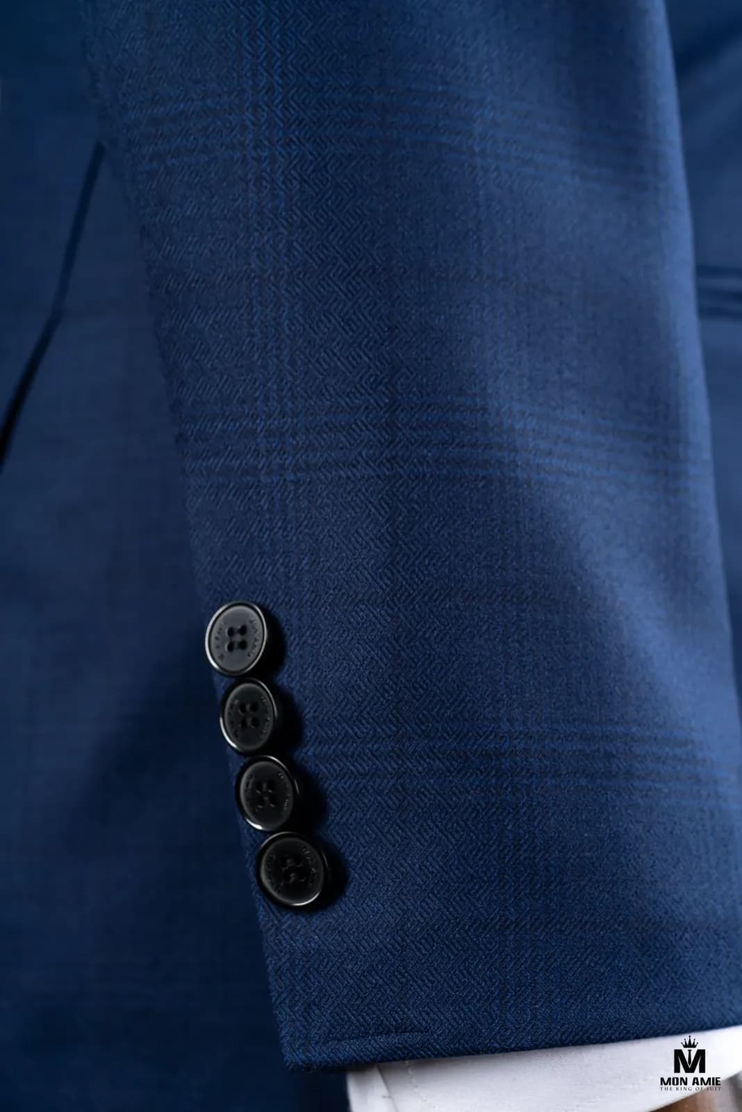 Khuy tay áo trên vest xanh navy