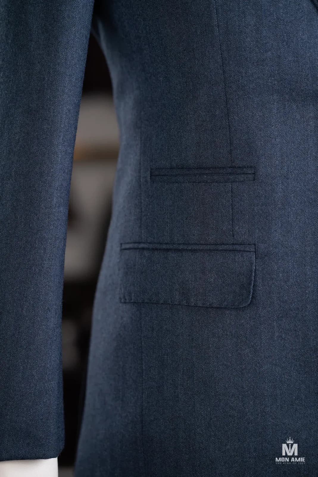 Túi ngực và túi nắp trên vest xanh navy