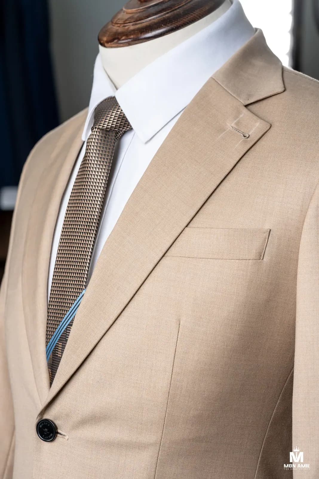 Ve áo suit be một hàng khuy, cà vạt họa tiết