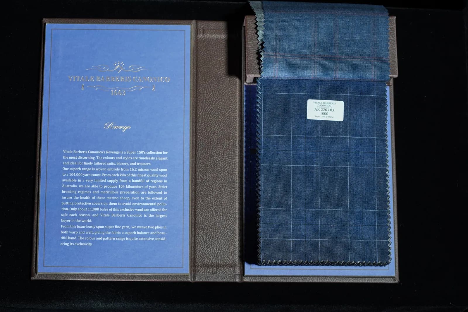 Sổ mẫu Vitale Barberis Canonico mở ở mẫu vải xanh kẻ ô
