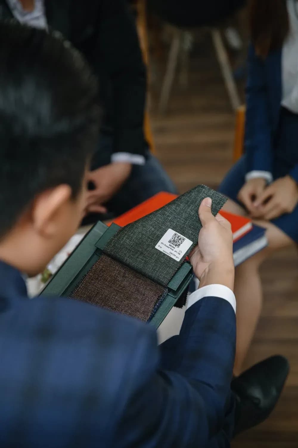 Chọn mẫu vải len xanh rêu trong sổ mẫu