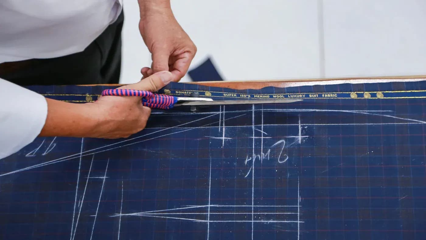 Lưỡi kéo đi theo đường phấn trên vải len navy