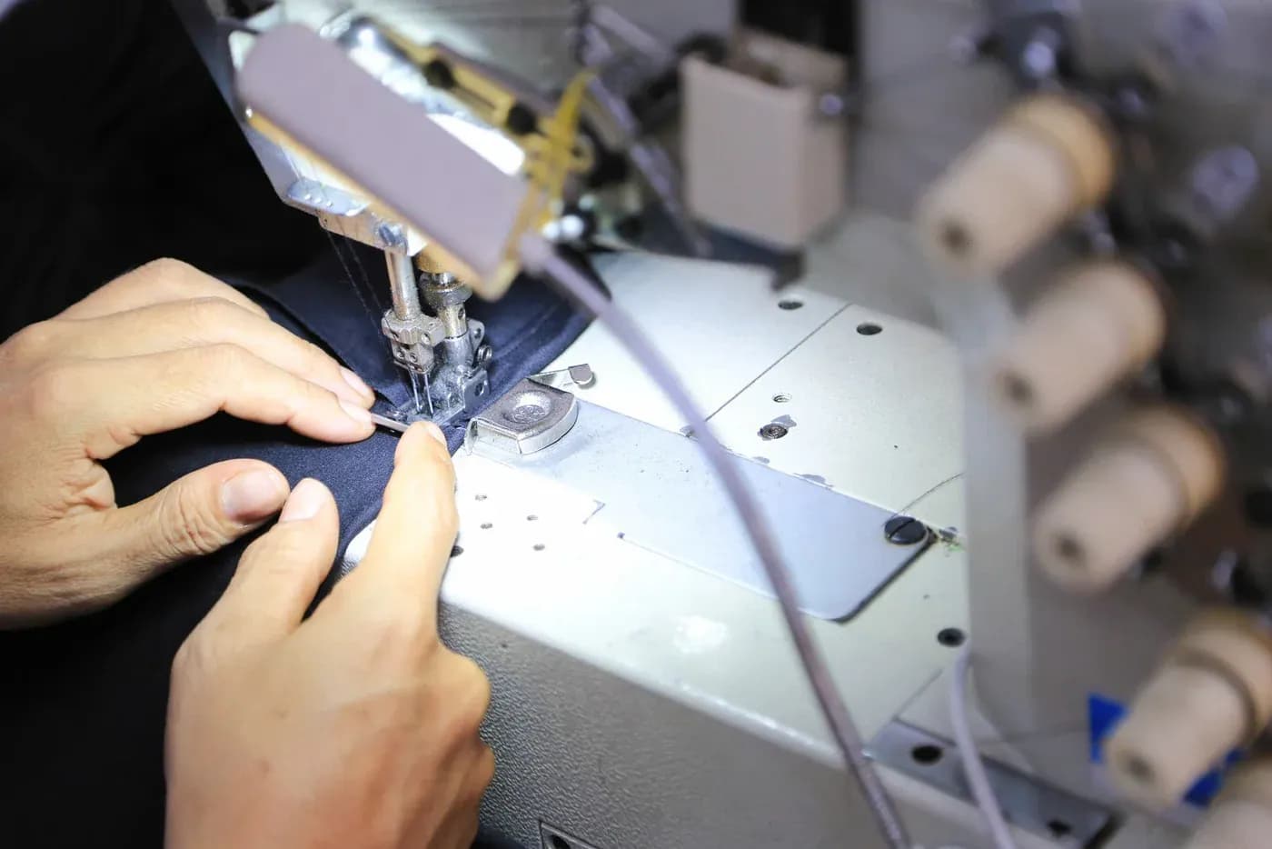 Đường may viền trên vải navy