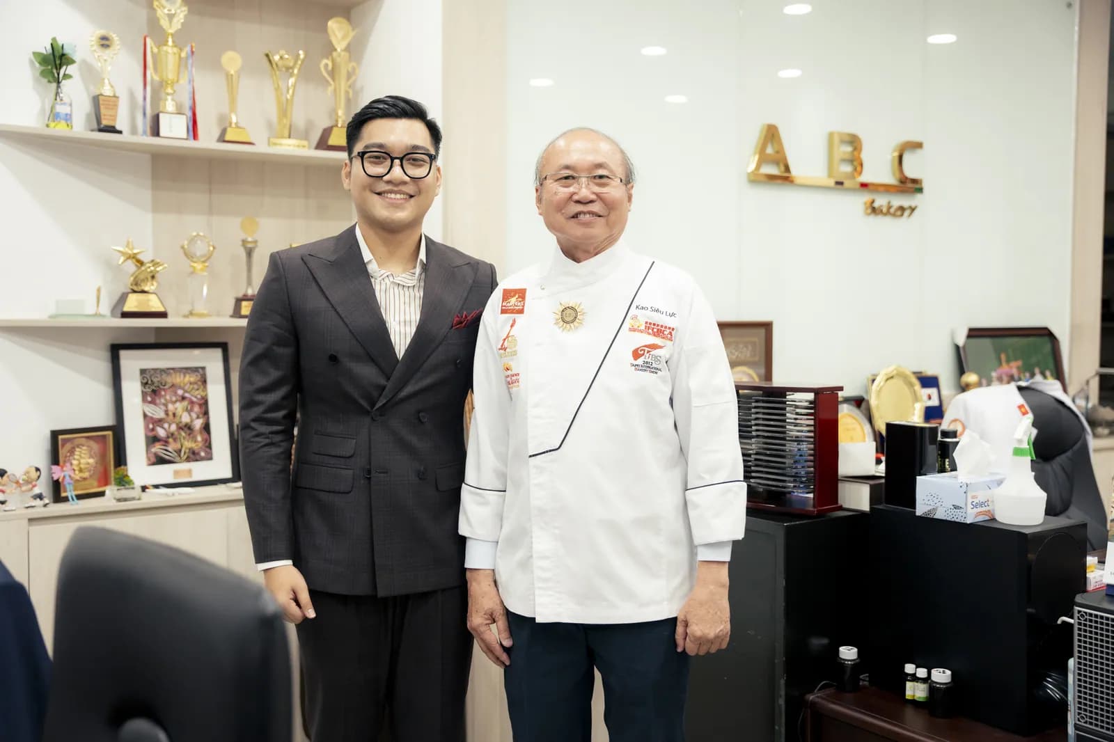 Ảnh lưu niệm cùng chuyên viên Mon Amie tại văn phòng ABC Bakery