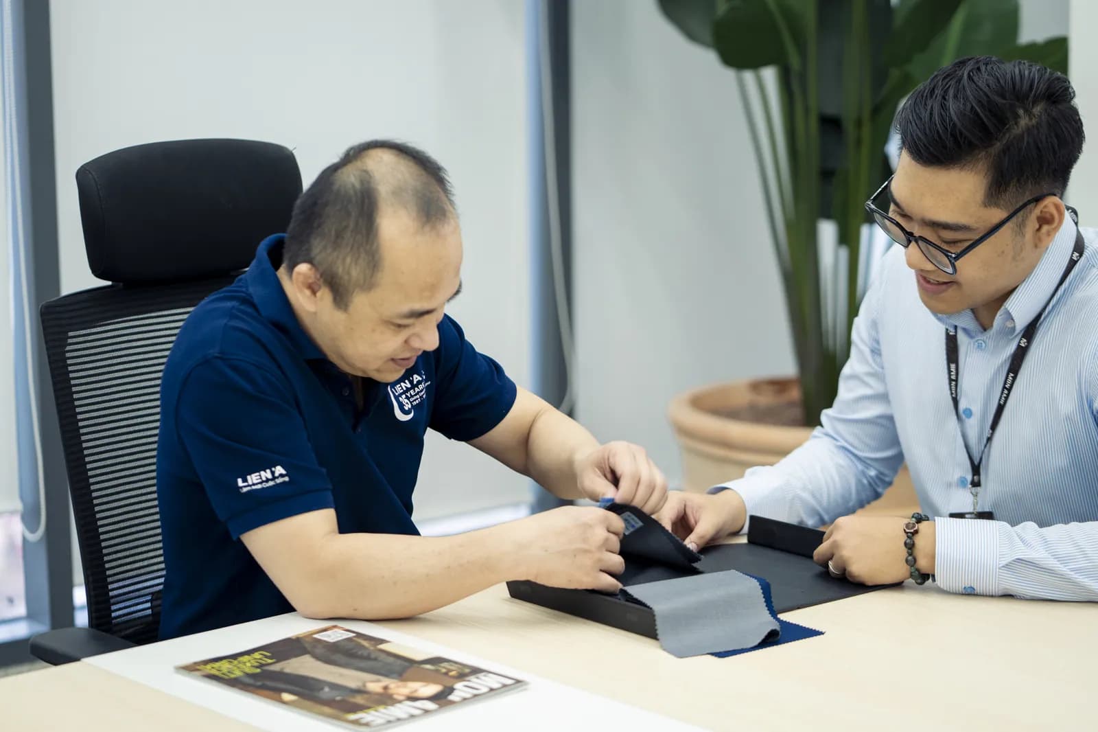 Ông Lâm Ngọc Minh xem vải mẫu cùng chuyên viên Mon Amie