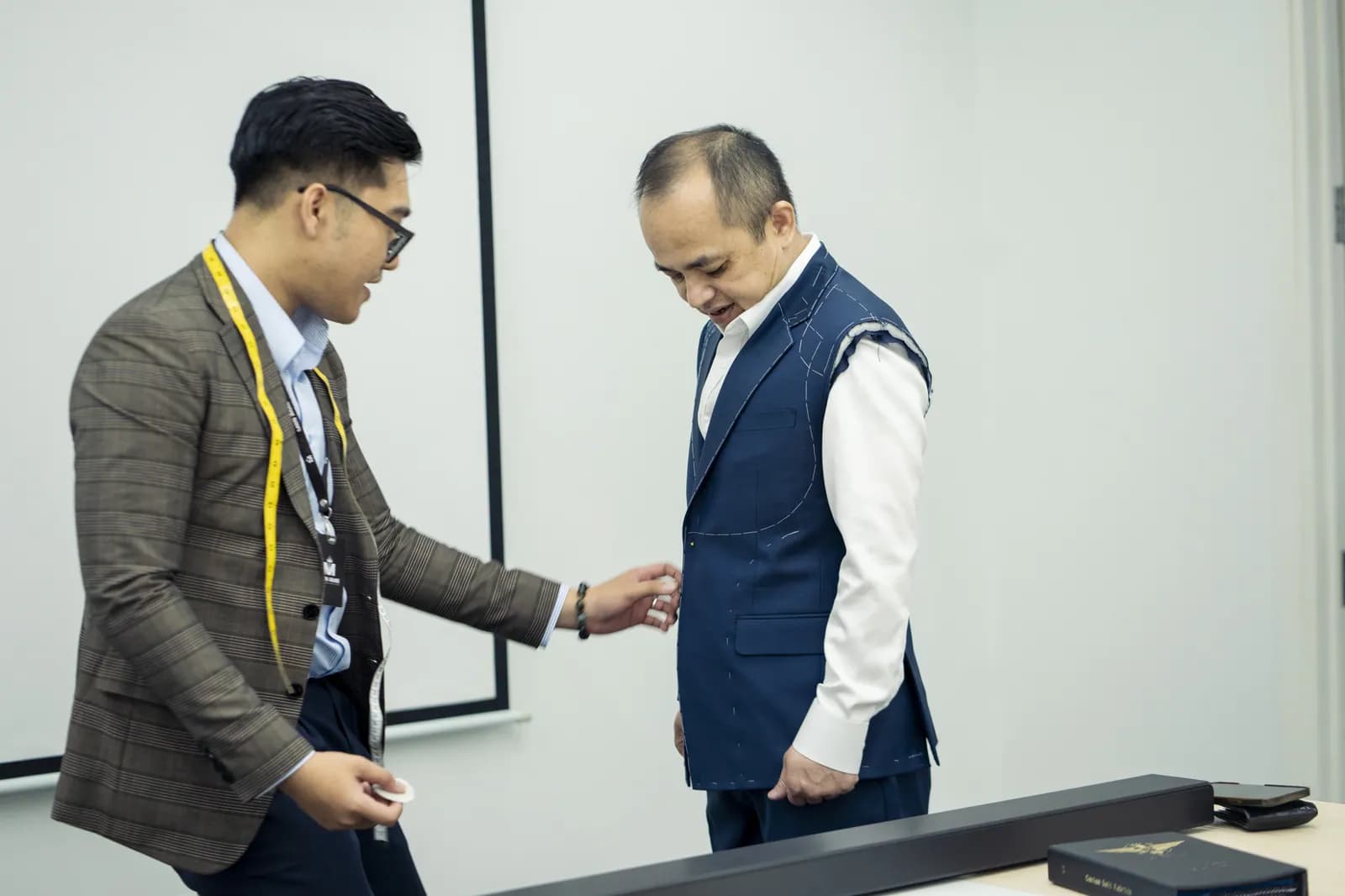 Thợ Mon Amie khoác phôi áo vest cho khách