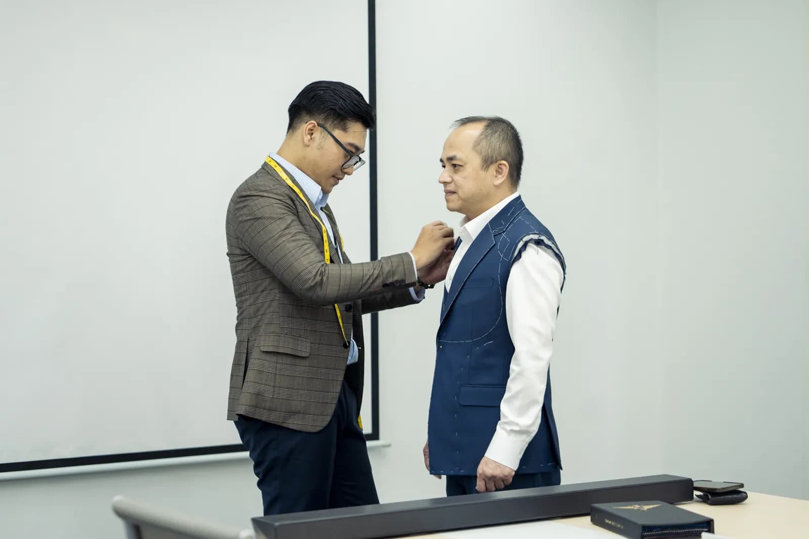 Chỉnh ve và vai phôi áo
