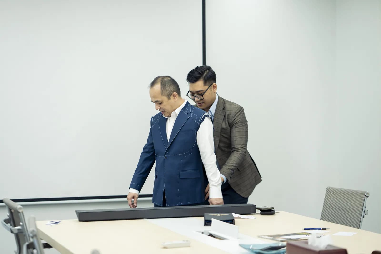 Kiểm tra độ ôm thân áo từ phía sau