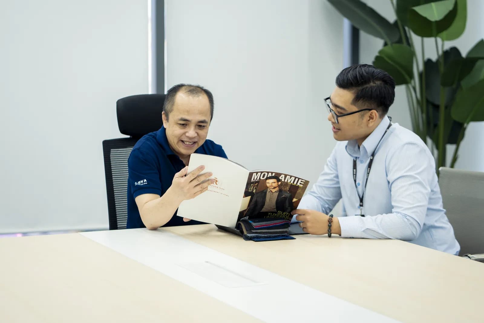 Xem lookbook Mon Amie tại bàn họp