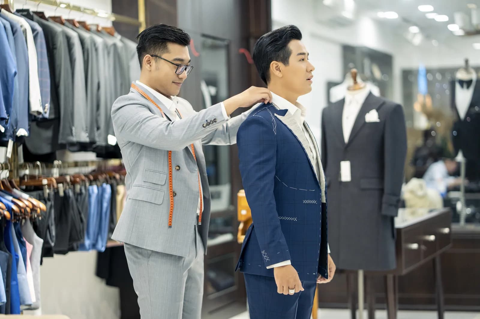 Thử phôi áo hai hàng khuy, thợ chỉnh vai