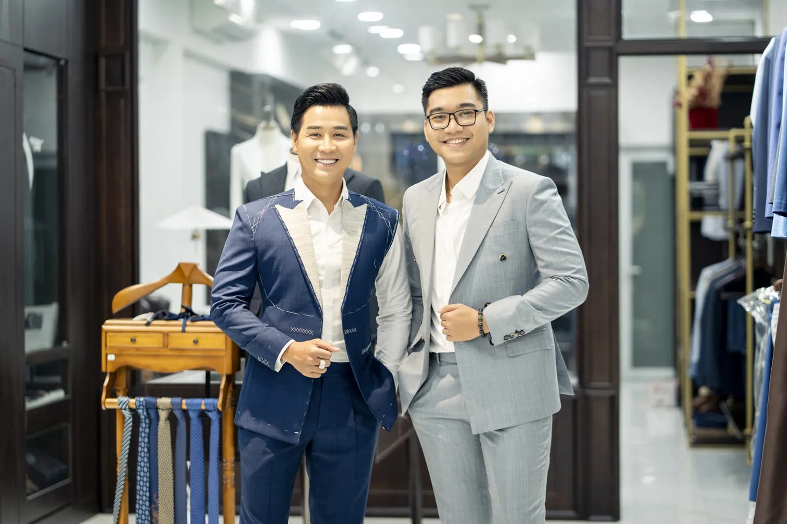 MC Nguyên Khang và chuyên viên Mon Amie sau buổi thử