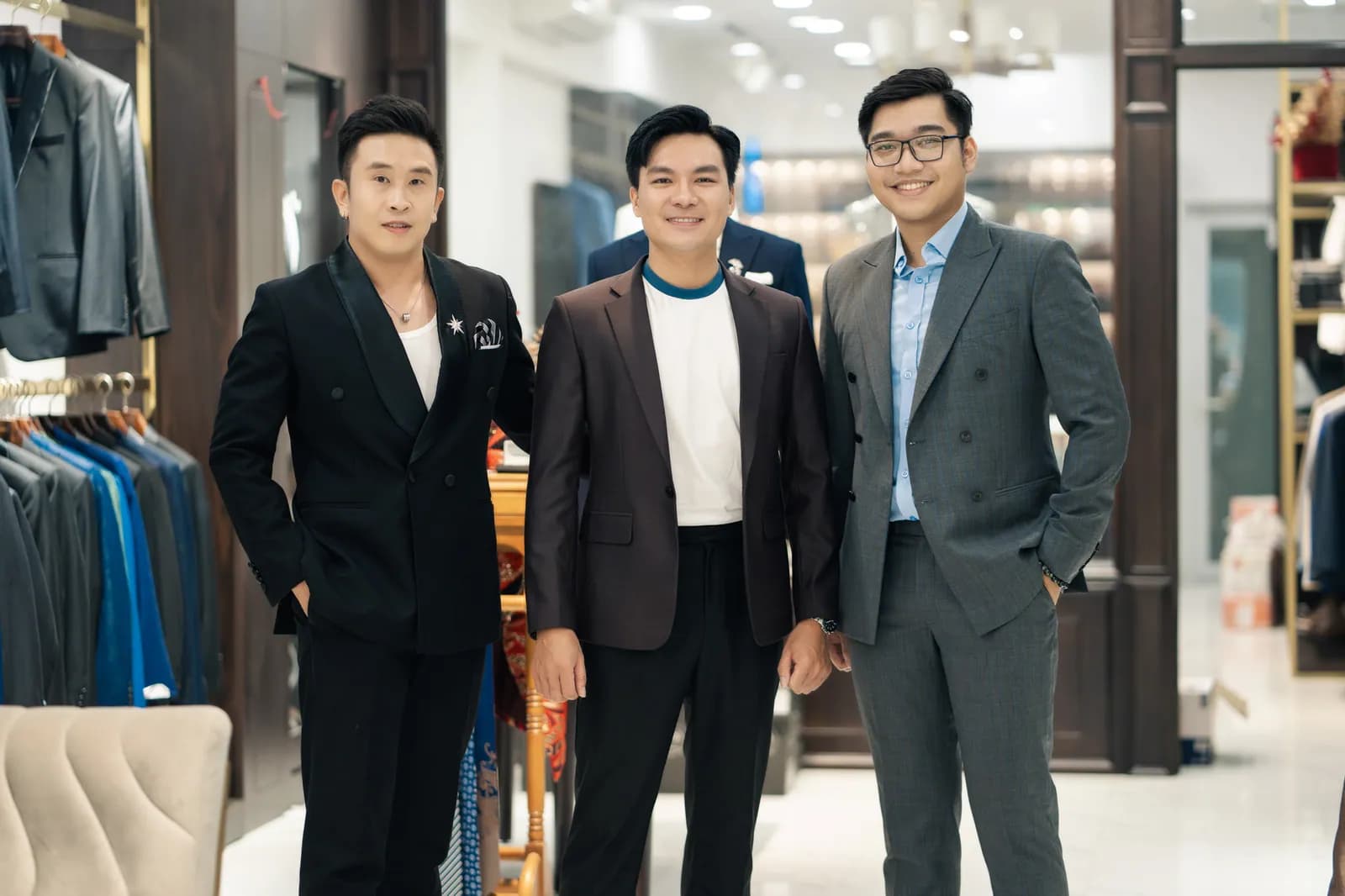 Quốc Trí cùng đội ngũ Mon Amie tại showroom
