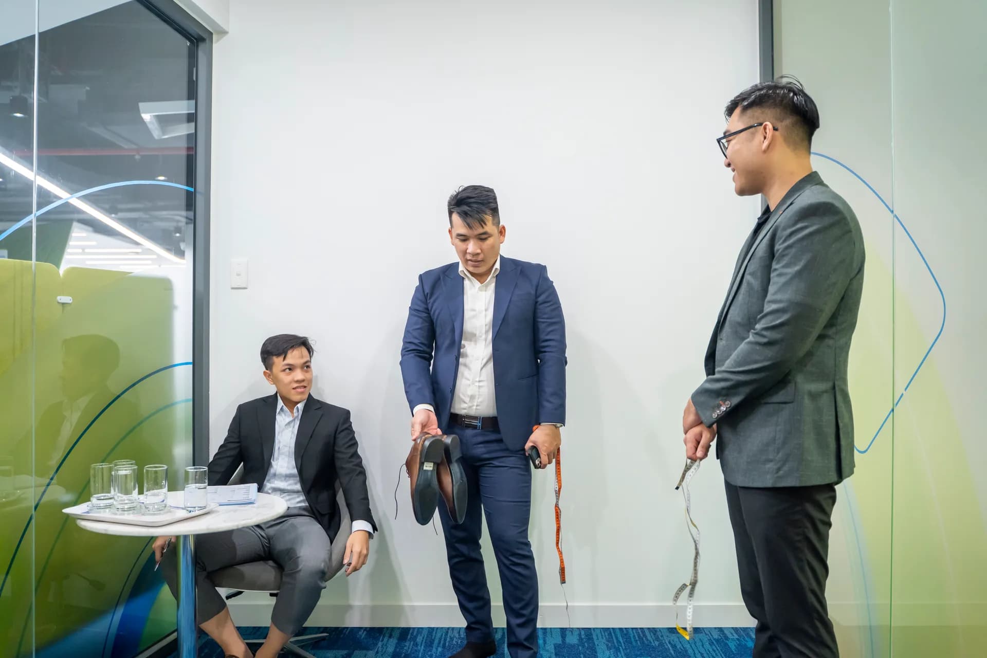 Nhóm chuyên viên Mon Amie chuẩn bị dụng cụ, không khí buổi đo vui vẻ