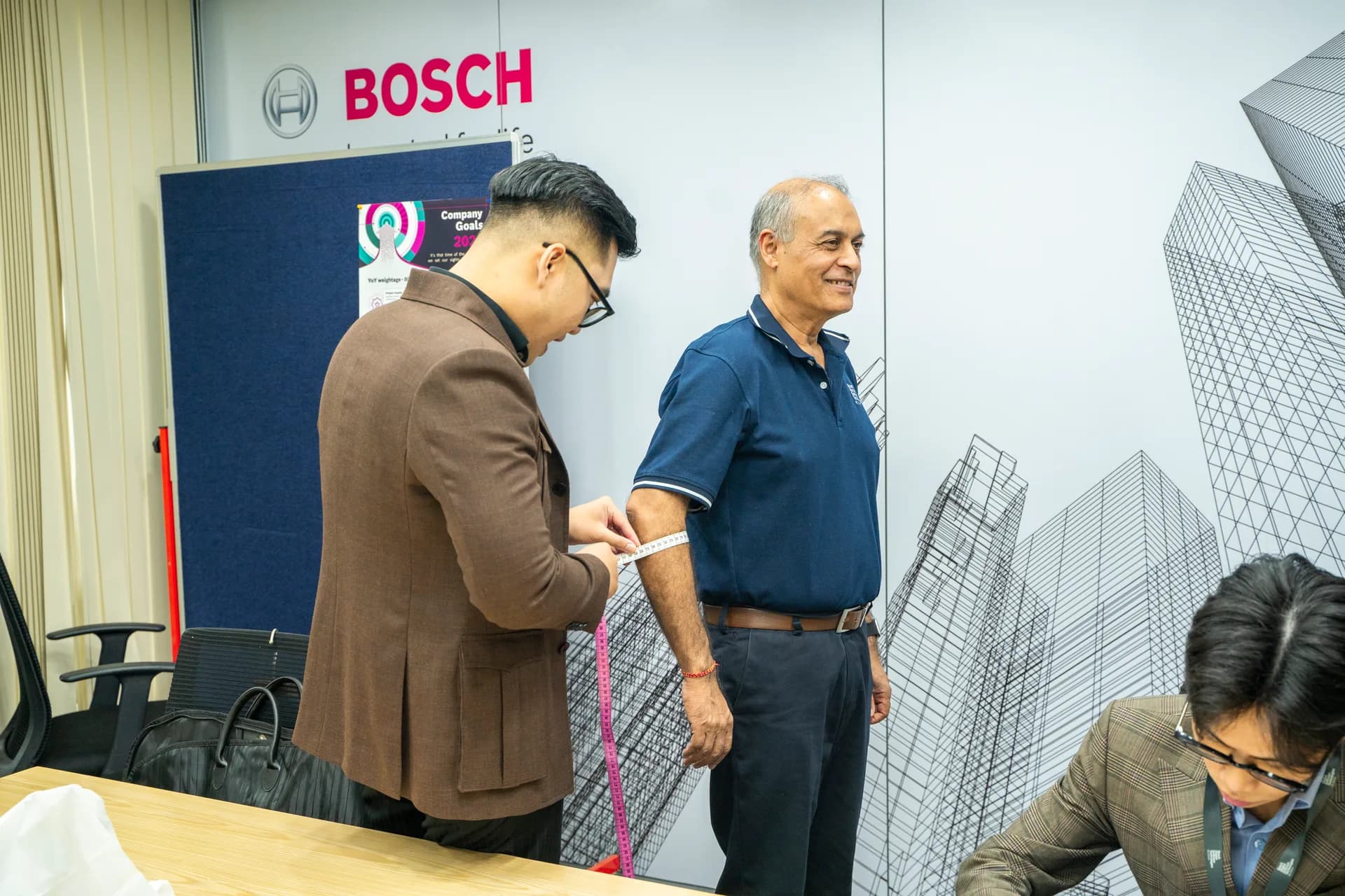 Đo vòng bắp tay cho nhân viên BOSCH ngay tại văn phòng công ty