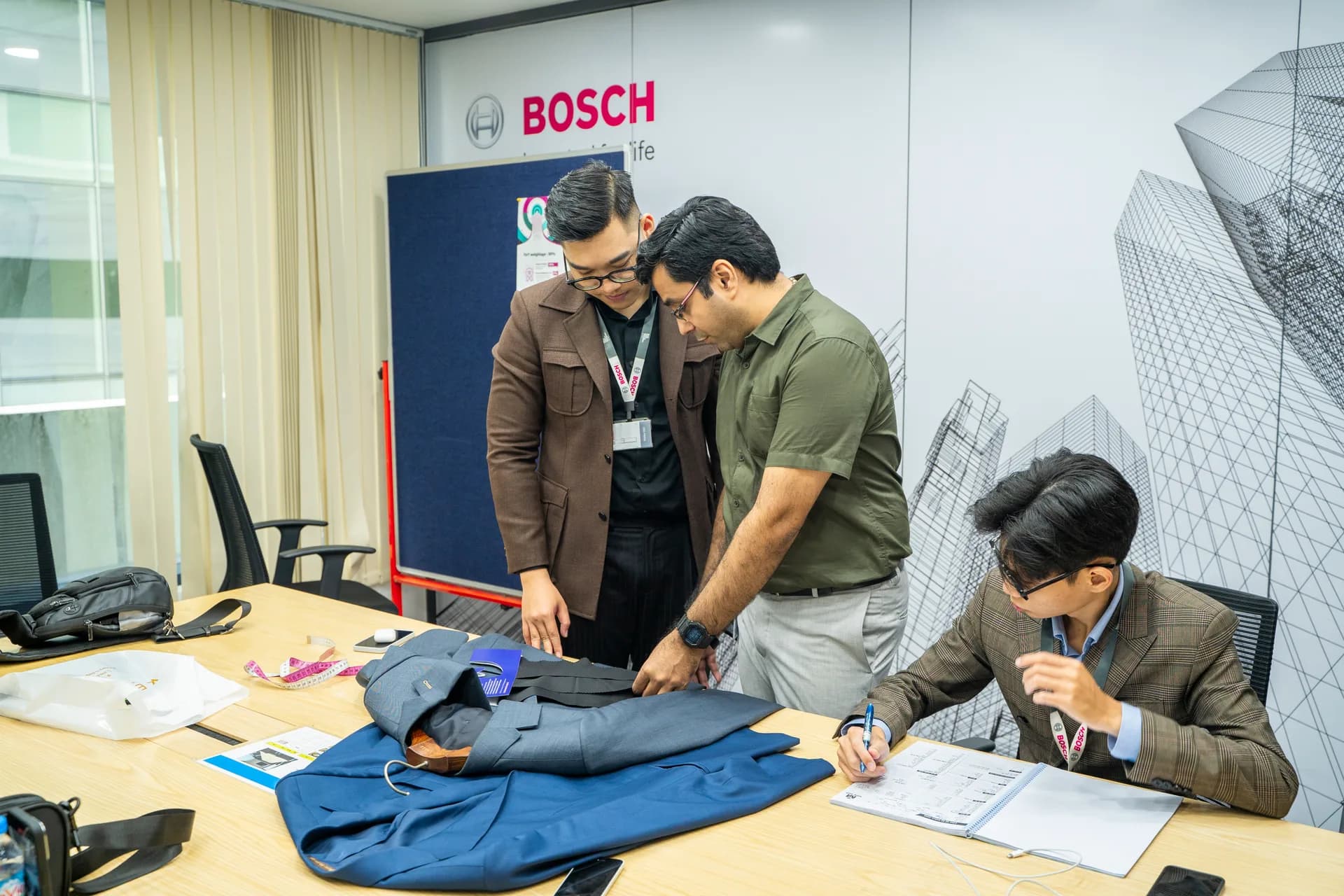 Tư vấn chất vải trên áo mẫu, nhân viên BOSCH trực tiếp xem chất liệu