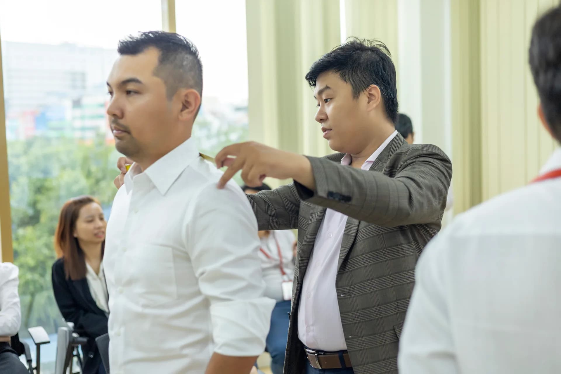 Đo vai cho nhân viên nam bằng thước dây