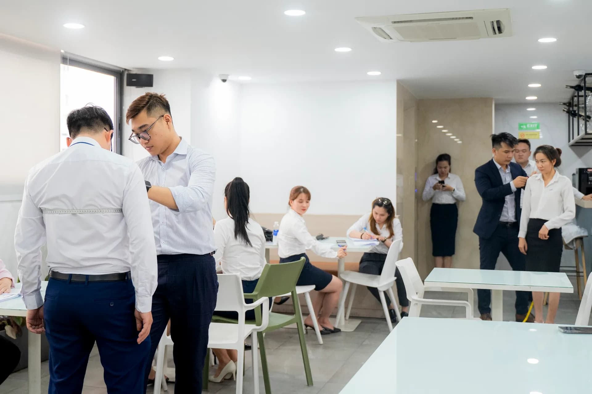 Đo lưng áo cho nhân viên nam, nhóm đo và ghi phiếu phía sau