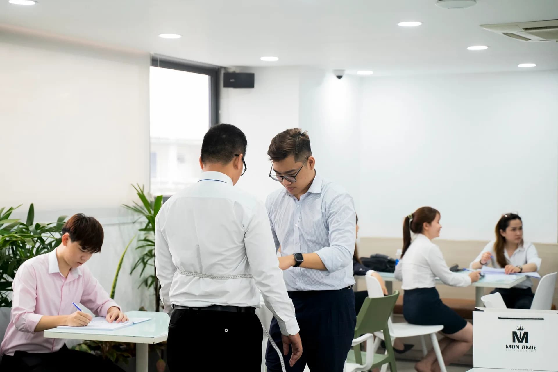 Nhiều cặp đo song song, nhân viên ghi phiếu tại bàn