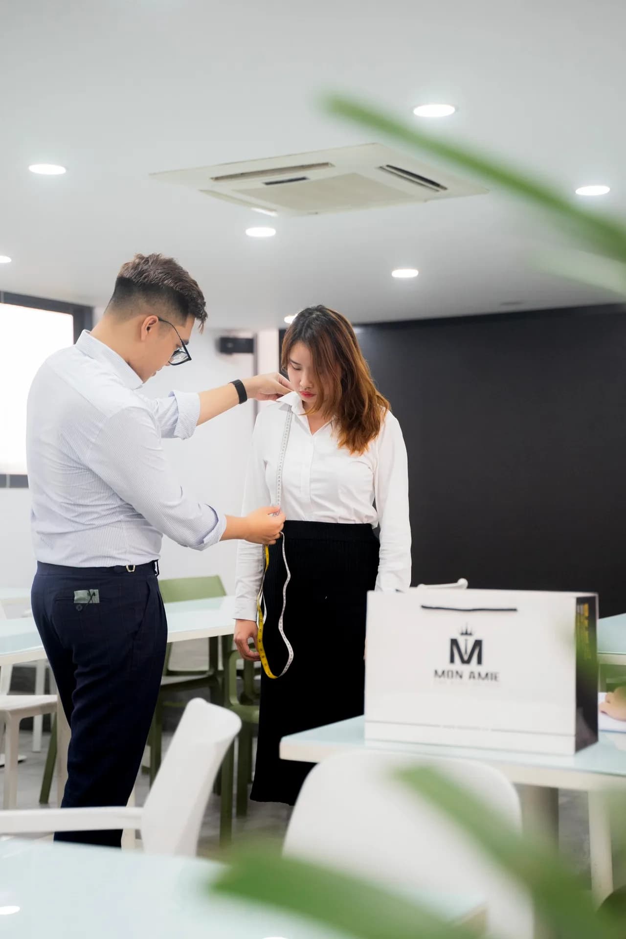 Đo tay áo cho nhân viên nữ ERAS Group