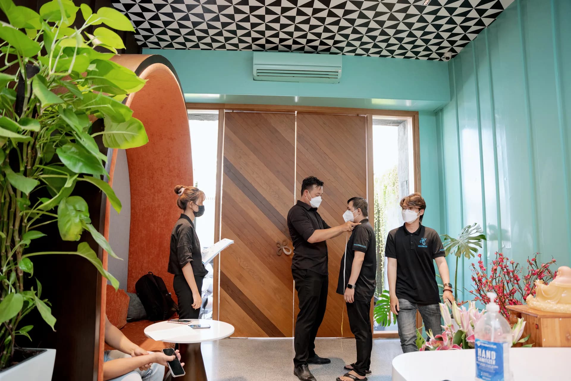Đội đo may đến tận sảnh HHL Decor, đo lần lượt từng nhân viên
