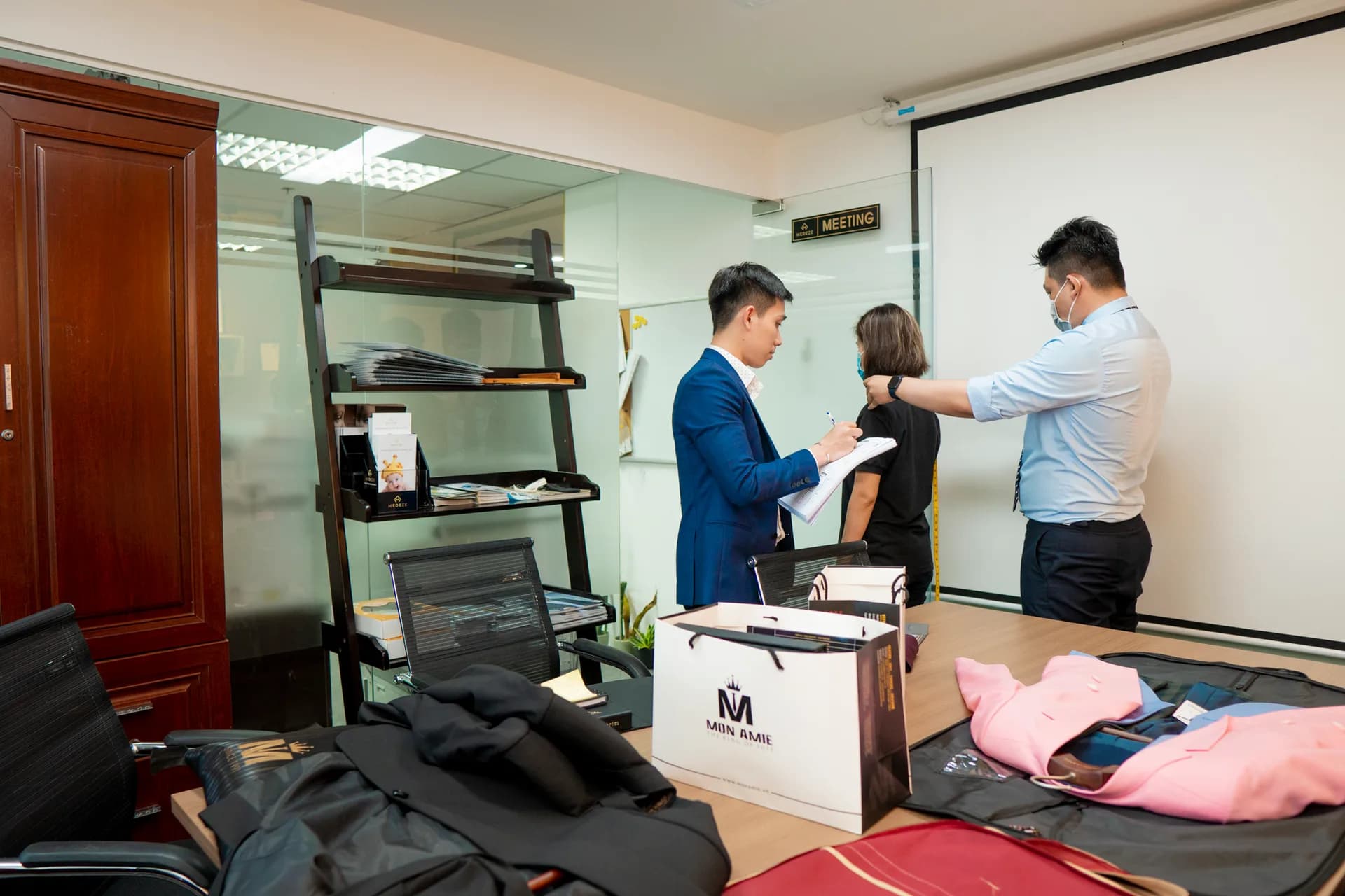 Đo cổ và vai cho nhân viên nữ trong phòng họp