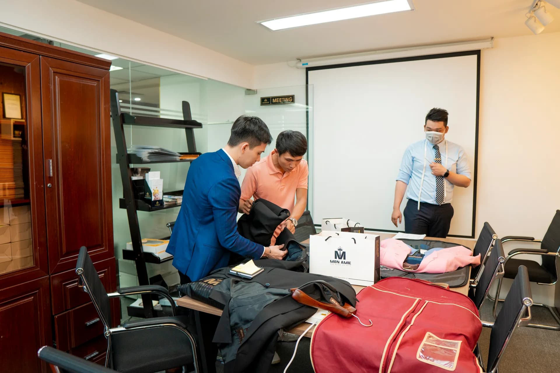 Chuẩn bị mẫu vest và áo mẫu trong phòng họp MEDEZE