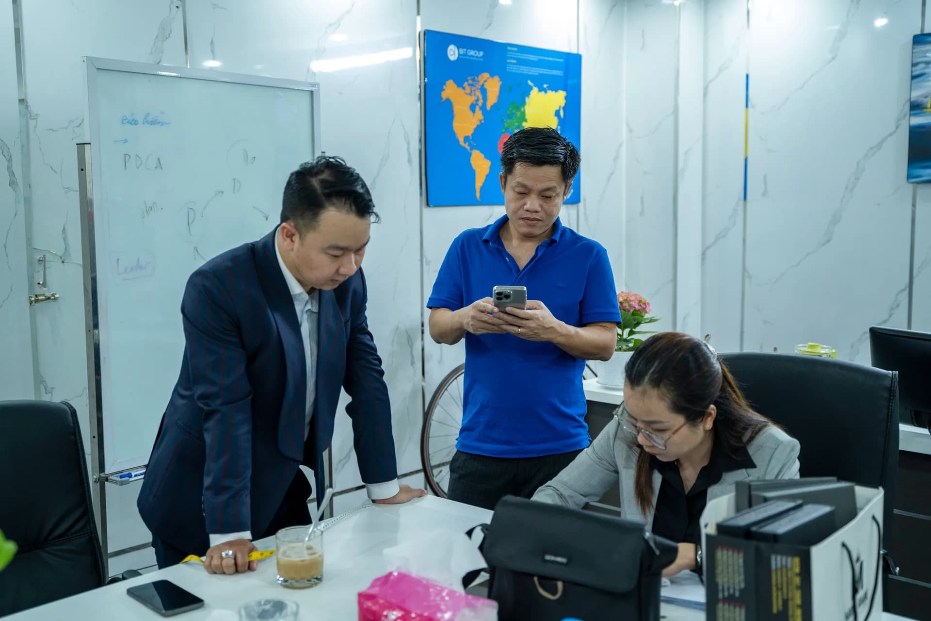 Chuyên viên và đại diện công ty trao đổi số đo tại bàn làm việc