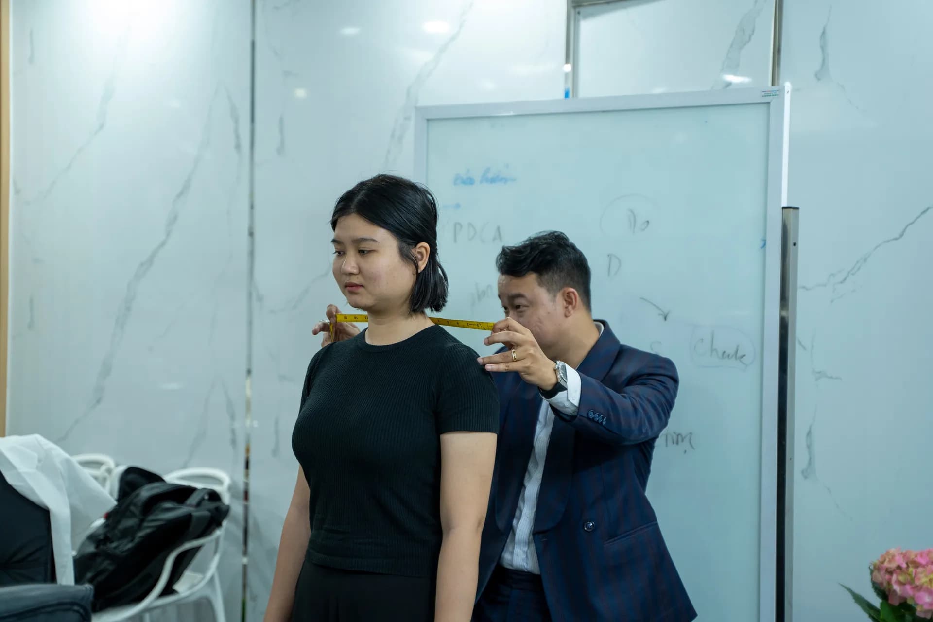 Đo vòng cổ cho nhân viên nữ, chuyên viên thao tác nhanh gọn