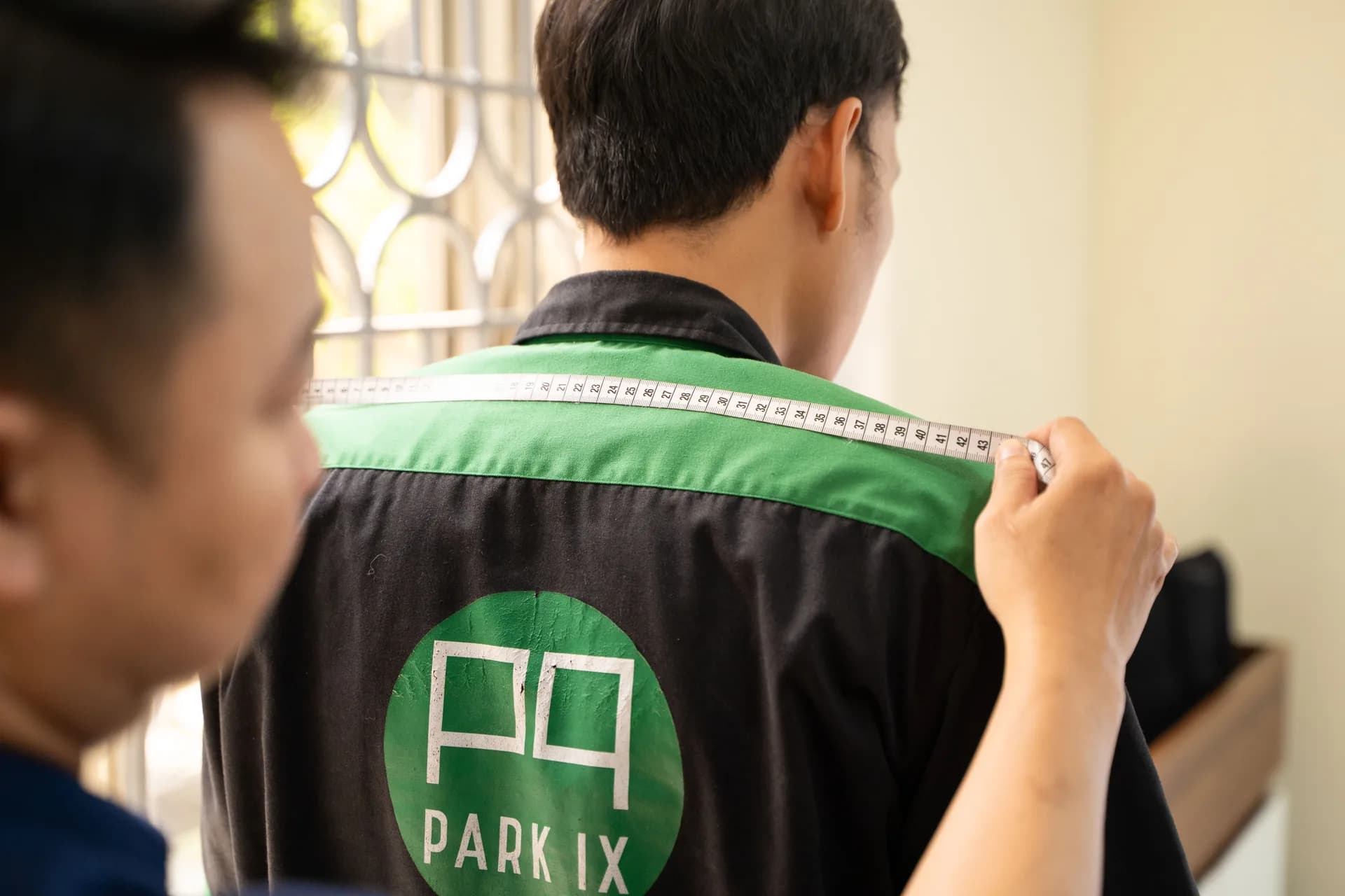 Đo ngang vai trên áo đồng phục cũ có logo Park IX
