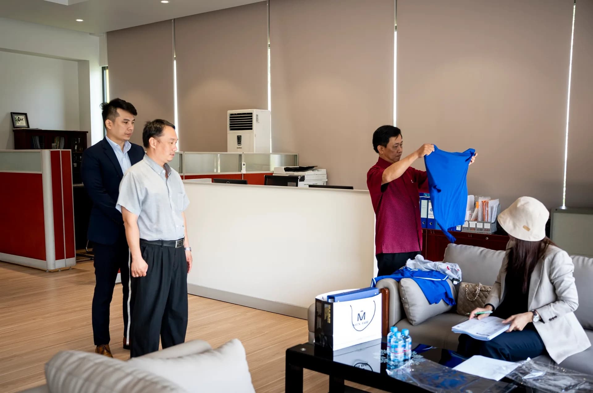 Đo số đo và giới thiệu áo polo mẫu xanh cho nhân viên